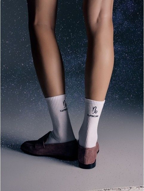 Удлиненные носки в рубчик с вышивкой «Козерог»