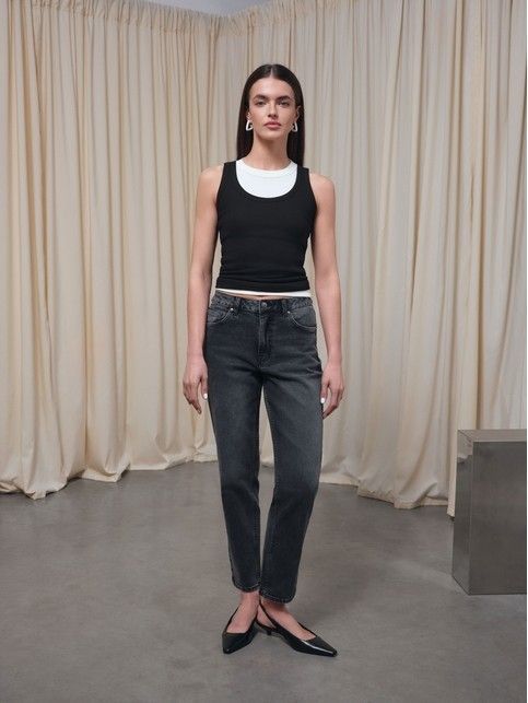 Чёрные джинсы mom с декоративными патами на талии СON-847