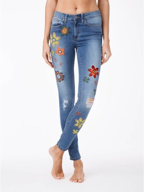 Trendy jeans with embroidery and the effect of strong wear CON-32