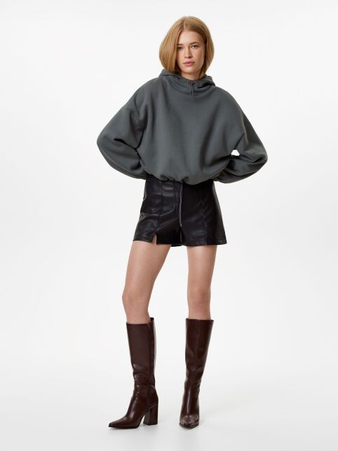 Шорты из экокожи с акцентными отсрочками и разрезами LS 3284 - купить в интернет-магазине Conte