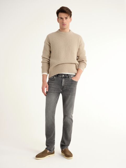 Джинсы straight серого цвета с эффектом потёртостей и заломов CNM-05 Джинсы straight серого цвета с эффектом потёртостей и заломов CNM-05 - купить в интернет-магазине Conte