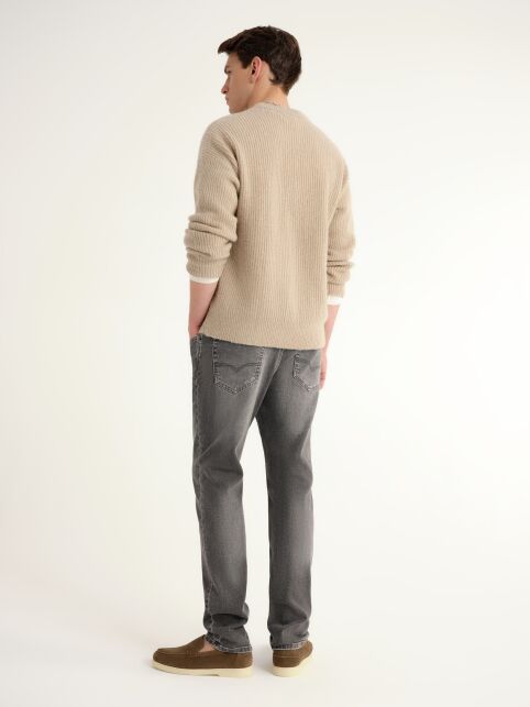 Джинсы straight серого цвета с эффектом потёртостей и заломов CNM-05 - купить в интернет-магазине Conte