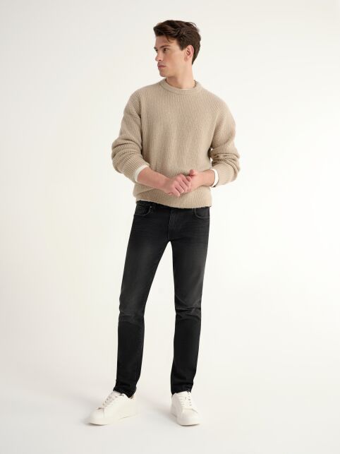 Чёрные джинсы slim с эффектом потёртостей CNM-02 Чёрные джинсы slim с эффектом потёртостей CNM-02 - купить в интернет-магазине Conte