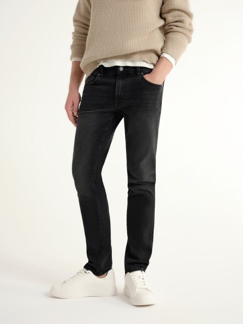 Чёрные джинсы slim с эффектом потёртостей CNM-02 - купить в интернет-магазине Conte