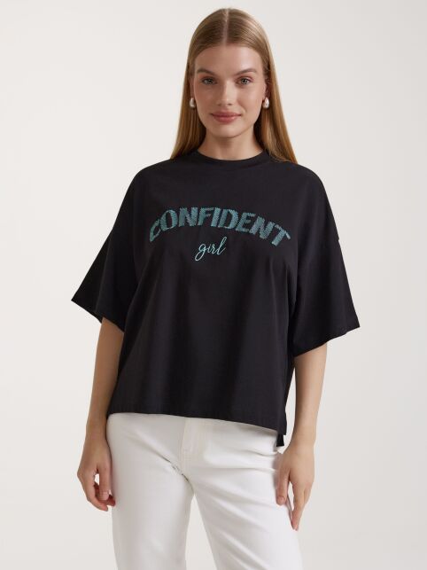 Футболка из хлопка с вышивкой «CONFIDENT» LD 3042 Футболка из хлопка с вышивкой «CONFIDENT» LD 3042 - купить в интернет-магазине Conte